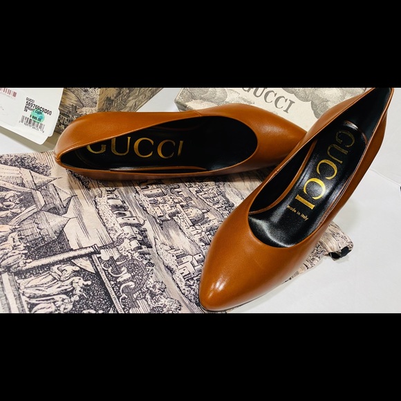 Gucci Bianca Pointed Toe Pumps. - Picture 2 of 16